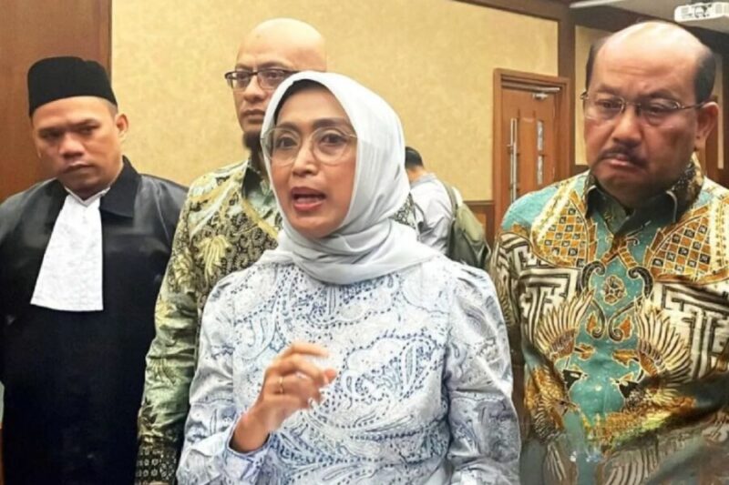 Tiga terdakwa kasus dugaan korupsi dalam proses kerja sama usaha (KSU) dan akuisisi PT Jembatan Nusantara (PT JN) oleh PT ASDP Indonesia Ferry (Persero) pada tahun 2019–2022, yakni Ira Puspadewi (tengah), Muhammad Yusuf Hadi (kiri), dan Harry Muhammad Adhi Caksono (kanan) usai sidang pembacaan vonis di Pengadilan Tipikor pada PN Jakarta Pusat, Kamis (20/11/2025). (Antara Foto/Agatha Olivia Victoria)