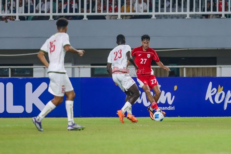 Timnas Indonesia U-23 gagal mengatasi permainan cepat Mali U-23 dan menyerah 0-3 dalam laga uji coba di Stadion Pakansari, Cibinong, Bogor, Sabtu (15)11/2025) malam. (Jennus/Jam)