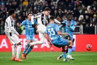 Pemain Juventus dan Cagliari berebut bola secara berkelompok. (Juventus FC via Getty Images/Daniele Badolato)