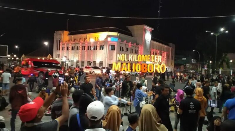 Wisata malam di Malioboro. (Joke)