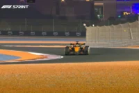 Pebalap McLaren, Oscar Piastri, terdepan menyelesaikan sprint race Grand Prix Qatar 2025, Sabtu (29/11). (X/F1)