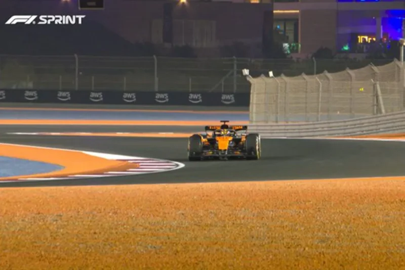 Pebalap McLaren, Oscar Piastri, terdepan menyelesaikan sprint race Grand Prix Qatar 2025, Sabtu (29/11). (X/F1)