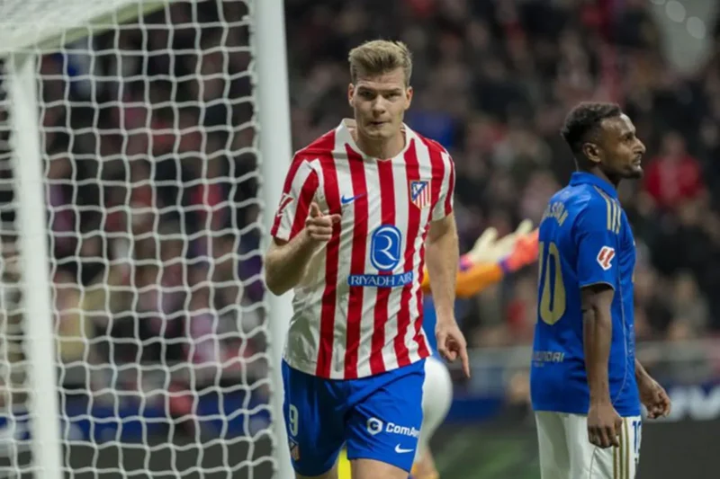 Selebrasi pemain Atletico Madrid Sorloth setelah mencetak gol ke gawang Real Oviedo dala laga pekan ke-14 Liga Spanyol 2025/2026 di Civitas Metropolitano, Minggu WIB. (X/LaLigaEN)