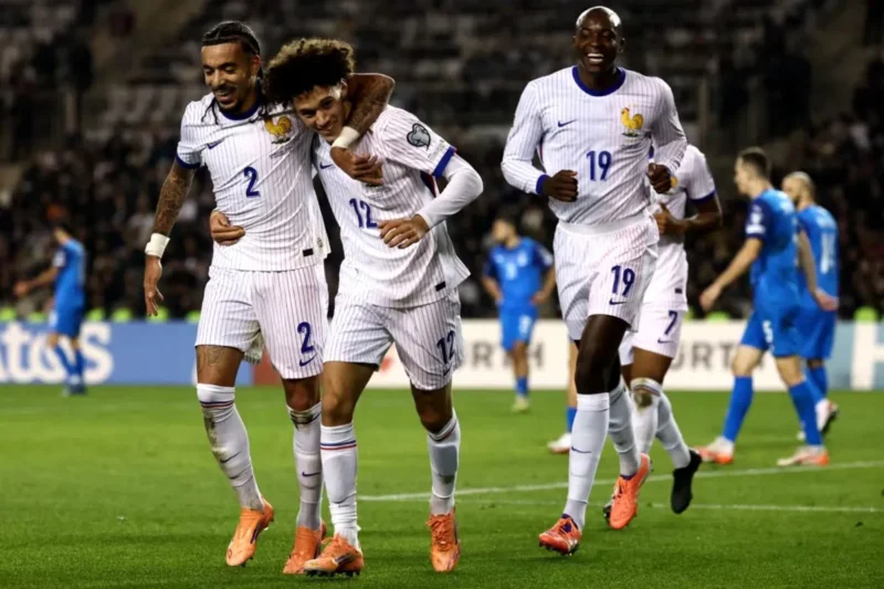Penyerang sayap timnas Prancis Maghnes Akliouche (tengah) merayakan gol yang dicetaknya ke gawang Azerbaijan, bersama bek Malo Gusto (kiri) dan Jean-Philipe Mateta. (FIFA)