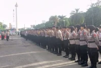 Sejumlah anggota kepolisian mengikuti apel pengamanan unjuk rasa di Jakarta, Senin (17/11/2025). (Humas Polres Metro Jakpus)