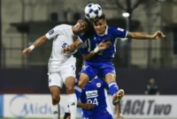 Bek Persib Bandung Eliano Reijnders merebut bola dari pemain Lion City Sailors pada laga kelima AFC Champions League Two di Stadion Bishan, Singapura, Rabu (26/11/2025). (Dok Persib)
