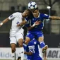 Bek Persib Bandung Eliano Reijnders merebut bola dari pemain Lion City Sailors pada laga kelima AFC Champions League Two di Stadion Bishan, Singapura, Rabu (26/11/2025). (Dok Persib)