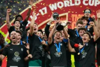 Pemain tim nasional U-17 Portugal merayakan keberhasilan mereka menjuarai Piala Dunia U-17 2025 setelah mengalahkan Austria pada partai final dengan skor 1-0 di Stadion Internasional Khalifa, Doha, Kamis (28/11/2025) waktu setempat. (FIFA)