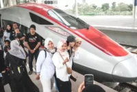 Kereta cepat Whoosh menurunkan penumpang di titik akhir Bandung, Stasiun Tegal Luar. (Jennus)