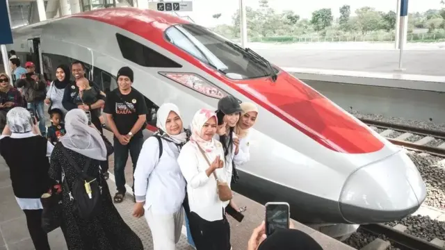 Kereta cepat Whoosh menurunkan penumpang di titik akhir Bandung, Stasiun Tegal Luar. (Jennus)
