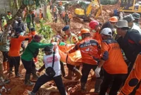 Tim SAR mengevakuasi jenazah korban bencana tanah longsor yang ditemukan di Worksite A-2, Desa Cibeunying, Kecamatan Majenang Kabupaten Cilacap, Jawa Tengah, pada hari kelima operasi pencarian, Senin (17/11/2025). (Basarnas Cilacap)