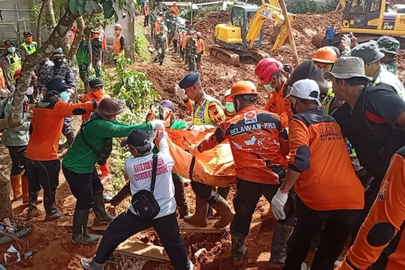 Tim SAR mengevakuasi jenazah korban bencana tanah longsor yang ditemukan di Worksite A-2, Desa Cibeunying, Kecamatan Majenang Kabupaten Cilacap, Jawa Tengah, pada hari kelima operasi pencarian, Senin (17/11/2025). (Basarnas Cilacap)
