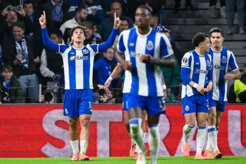 Pemain Porto Gabri Veiga (kiri) merayakan keberhasilannya mencetak gol ke gawang Nice pada pertandingan Liga Europa 2025/2026 di Stadion do Dragao, Porto, Kamis (27/11/2025) malam waktu setempat. (UEFA)