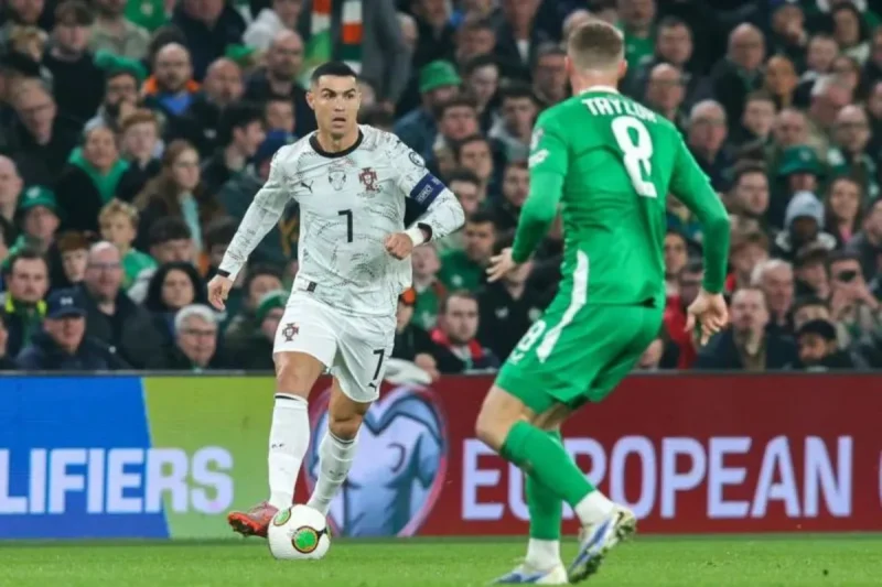 Kapten Timnas Portugal Cristiano Ronaldo membawa bola dari hadangan pemain Irlandia pada pertandingan Grup F Kualifikasi Piala Dunia 2026 di Stadion Aviva, Dublin, Kamis (13/11/2025) waktu setempat. (uefa.com)