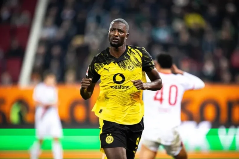 Penyerang Borussia Dortmund Serhou Guirassy merayakan gol yang dicetaknya ke gawang Augsburg pada pertandingan Liga Jerman di Stadion WWK Arena, Augsburg, Jumat (31/10/2025) waktu setempat. (bundesliga.com)