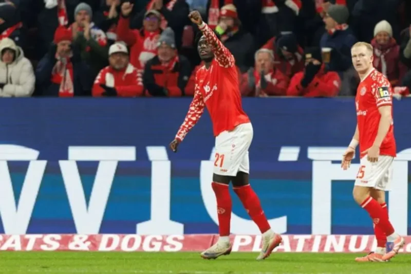 Penyerang Mainz Danny da Costa merayakan keberhasilannya mencetak gol ke gawang Hoffenheim pada pertandingan Liga Jerman di Stadion Mewa Arena, Mainz, Jumat (21/11/2025). (bundesliga.com)