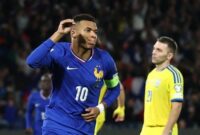 Penyerang Timnas Prancis Kylian Mbappe melakukan selebrasi usai mencetak gol dari titik putih ke gawang Ukraina. (Reuters/Stephane Mahe)