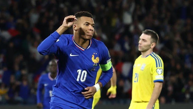 Penyerang Timnas Prancis Kylian Mbappe melakukan selebrasi usai mencetak gol dari titik putih ke gawang Ukraina. (Reuters/Stephane Mahe)