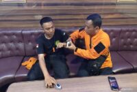 Petugas dari tim.kesehatan RSCM memeriksa kesiapan tim SAR perbantuan. (Dok RSCM)