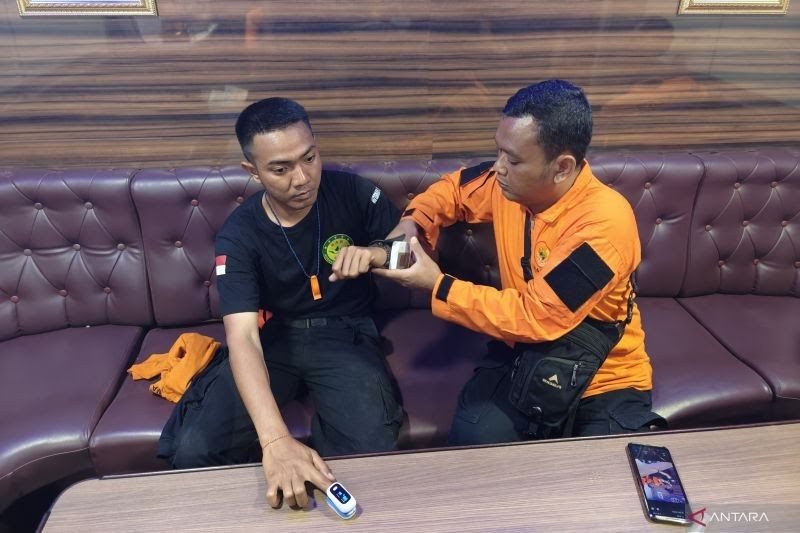 Petugas dari tim.kesehatan RSCM memeriksa kesiapan tim SAR perbantuan. (Dok RSCM)