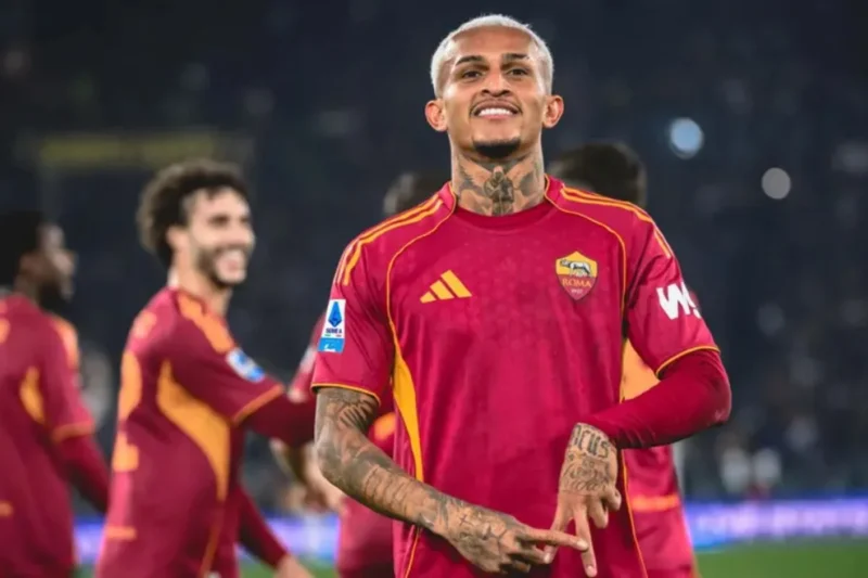 Wesley Franca melakukan selebrasi setelah mencetak gol untuk AS Roma dalam pertandingan Liga Italia lawan Como 1907 di Stadio Olimpico pada Selasa (16/12/2025). (ASRoma.com)