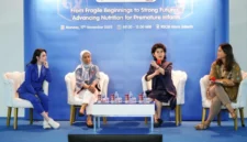 Seminar menghadirkan pakar neonatologi dan tumbuh kembang anak. Rinawati Rohsiswatmo, Sp.A (K), pakar pediatri tumbuh kembang RSCM, Bernie Endyarni Medise, figur publik Arumi Bachsin, dan Marketing Manager Lactagrow, Vera N. Gozali, (Nestle)