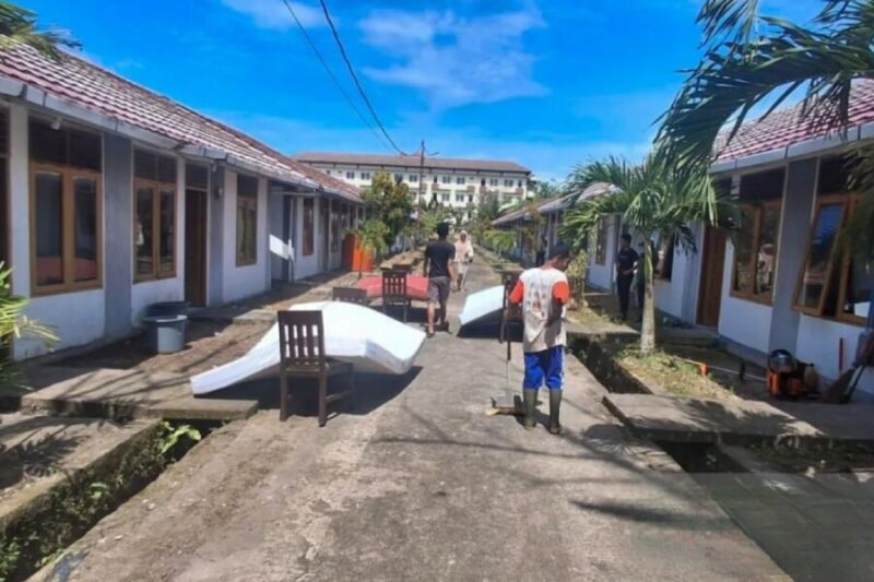 Petugas membersihkan hunian sementara bagi korban terdampak bencana di Kota Padang, Jumat (5/12/2025). (Humas Pemkot Padang)