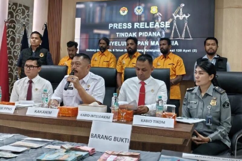 Kepala Kantor Imigrasi Kelas I Khusus TPI Medan Uray Avian (kiri kedua) memberikan keterangan di Medan, Sumatera Utara, Selasa (9/12/2025). (Antara Foto)