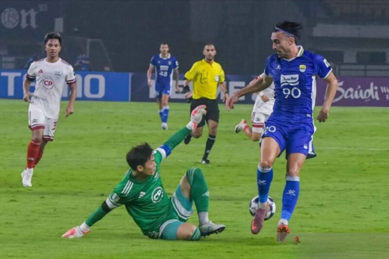 Persib menuntaskan laga terakhir Grup G ACL Two dengan kemenangan tipis 1-0 atas Bangkok United di Stadion Gelora Bandung Lautan Api, Rabu (10/12/2025) malam. (Antara)
