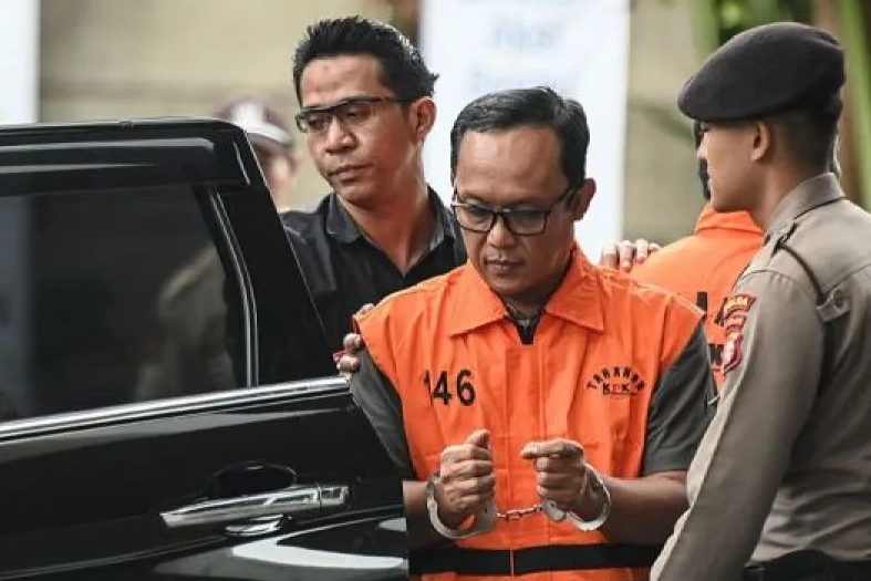 Tersangka kasus dugaan suap dan gratifikasi Bupati Lampung Tengah periode 2025-2030 Ardito Wijaya (tangah) keluar dari mobil tahanan menuju ruang konferensi pers di Gedung Merah Putih KPK. (Jennus)