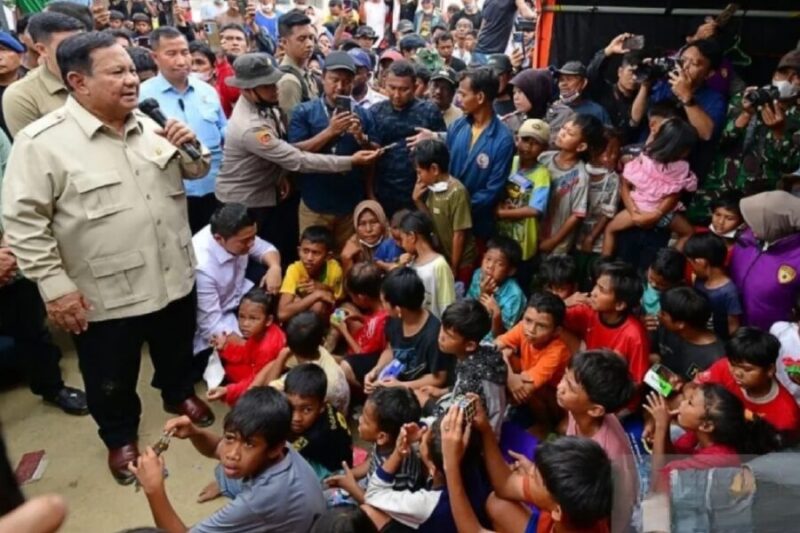 Presiden Prabowo Subianto (kiri) menyapa para pengungsi di Kabupaten Aceh Tamiang, Provinsi Aceh, Jumat (12/12/2025). (BPMI Sekretariat Presiden)
