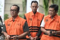 Bupati Lampung Tengah periode 2025-2030 Ardito Wijaya (kiri), adik Bupati Ranu Hari Prasetyo (kedua kiri), dan Plt. Kepala Badan Pendapatan Daerah Anton Wibowo (kedua kanan) berjalan menuju ruang konferensi pers di Gedung Merah Putih KPK, Jakarta, Kamis (11/12/2025). (Antara Foto)