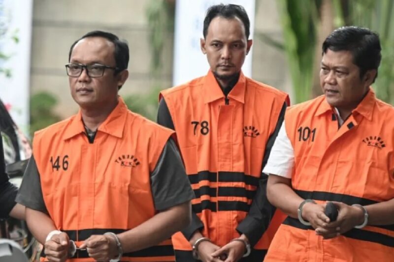 Bupati Lampung Tengah periode 2025-2030 Ardito Wijaya (kiri), adik Bupati Ranu Hari Prasetyo (kedua kiri), dan Plt. Kepala Badan Pendapatan Daerah Anton Wibowo (kedua kanan) berjalan menuju ruang konferensi pers di Gedung Merah Putih KPK, Jakarta, Kamis (11/12/2025). (Antara Foto)