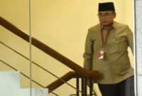 Yaqut berjalan menuruni tangga di gedung KPK Jakarta usai diperiksa hampir 9 jam. (Antara)