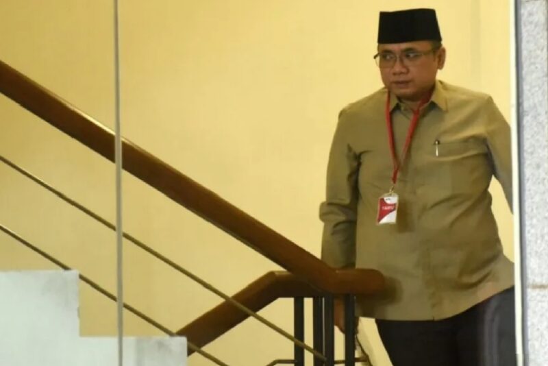 Yaqut berjalan menuruni tangga di gedung KPK Jakarta usai diperiksa hampir 9 jam. (Antara)