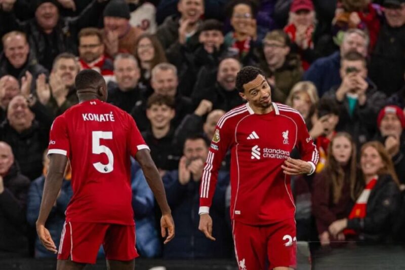 Selebrasi pemain Liverpool FC Hugo Ekitike (depan kanan) setelah mencetak gol kedua ke gawang Brighton & Hove Albion FC dalam laga Liga Primer Inggris di Stadion Anfield, Liverpool, Inggris, Sabtu (13/12/2025) malam. (Xinhua)