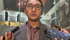 Juru bicara KPK Budi Prasetyo memberikan keterangan kepada wartawan. (Jennus)