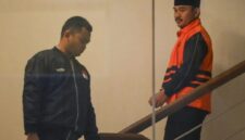 Bupati Bekasi nonaktif Ade Kuswara Kunang turun dari lantai dua gedung KPK. (Jennus)