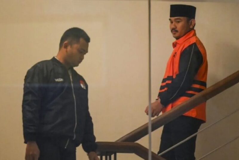 Bupati Bekasi nonaktif Ade Kuswara Kunang turun dari lantai dua gedung KPK. (Jennus)