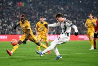 Pemain Juventus Kenan Yildiz mengamankan bola dari sergapan tiga pemain Udinese dalam laga lanjutan Coppa Italia di Turin, Rabu (3/12/2025) dini hari WIB. (Official X Juventus)