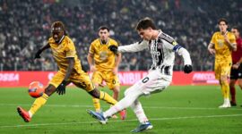 Pemain Juventus Kenan Yildiz mengamankan bola dari sergapan tiga pemain Udinese dalam laga lanjutan Coppa Italia di Turin, Rabu (3/12/2025) dini hari WIB. (Official X Juventus)