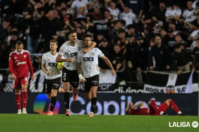 Penyerang Valencia Hugo Duro (9) merayakan keberhasilannya mencetak gol ke gawang Sevilla pada pertandingan Liga Spanyol di Stadion Mestalla, Valencia, Minggu (7/12/2025) waktu setempat. (laliga.com)