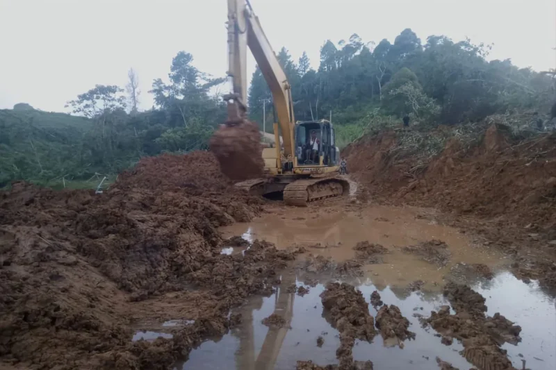 Kendaraan dsn alat berat berhasil menembus dua titik longsor di daerah Gunung Salak, Aceh Utara. (Basarnas)