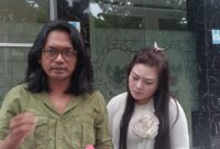Lanny Mariska bersama kuasa hukumnya, Chandra Bangkit, SH, saat memberi keterangan seusai mengadu ke Kompolnas. (jennus)