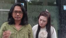 Lanny Mariska bersama kuasa hukumnya, Chandra Bangkit, SH, saat memberi keterangan seusai mengadu ke Kompolnas. (jennus)