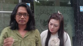 Lanny Mariska bersama kuasa hukumnya, Chandra Bangkit, SH, saat memberi keterangan seusai mengadu ke Kompolnas. (jennus)