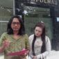Lanny Mariska bersama kuasa hukumnya, Chandra Bangkit, SH, saat memberi keterangan seusai mengadu ke Kompolnas. (jennus)