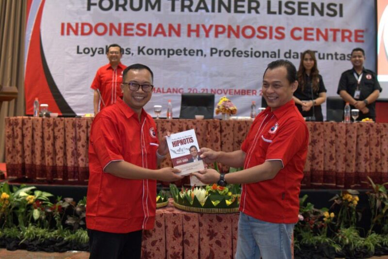 Peluncuran Buku “Profesi Mulia Itu Bernama Hipnotis” dari Ketua Umum PKHI /Direktur IHC Avifi Arka kepada I Dewa Gede Sayang Adi Yadnya (Sekum DPN KITA IHC). (Istimewa)