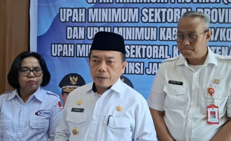 Gubernur Jambi Al Haris mengumumkan besaran upah yang telah disepakati Dewan Pengupahan di Kota Jambi, Rabu (24/12/2025). (Jennus)