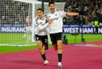 Penyerang Fulham Raul Jimenez (kanan) merayakan gol yang dicetaknya ke gawang West Ham United pada lanjutan Liga Inggris 2025/2026 di Stadion Olimpiade London, Sabtu (27/12/2025). (Fulham)